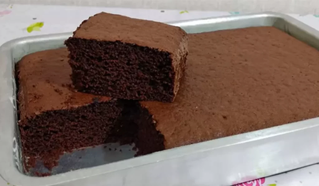 Bolo de chocolate simples e fofinho Foto Canal CozinhandoComNane