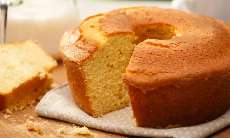 Bolo de fubá simples para comer tomando um café quentinho