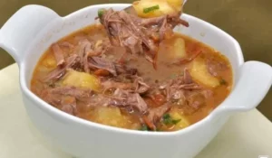 Caldo de mandioca com costela; receita de roça para os dias frios