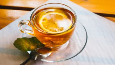 Chá preto com alho e limão: ideal para tomar no frio