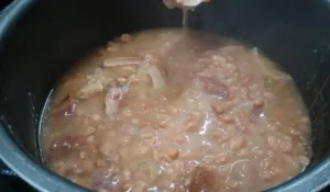 Feijão caipira delicioso para servir no domingo