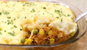 Macarrão de forno como frango para o almoço ou jantar