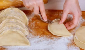 Massa de pastel caseira fácil de fazer: sem ovos e leite