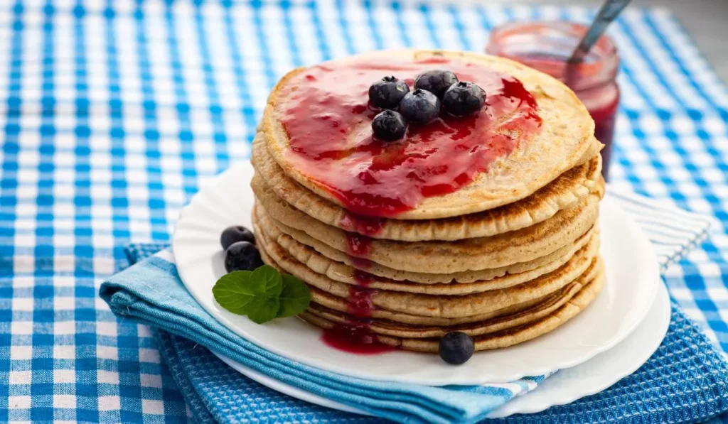 Panqueca com geleia para sobremesa de dia das mães