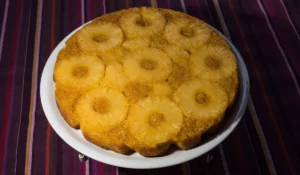 Receita de Bolo de abacaxi delicioso para sobremesa de domingo com a família