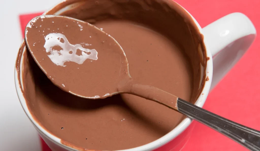 Receita de chocolate quente cremoso Foto Canva-Pro