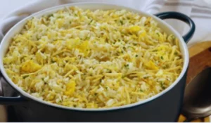 Receita fácil para o almoço: arroz com ovo e batata palha