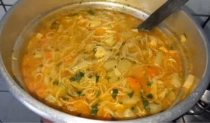 Sopa de macarrão com frango e legumes para servir a família no inverno