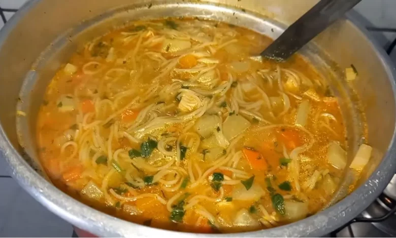 sopa de macarrão com frango e legumes