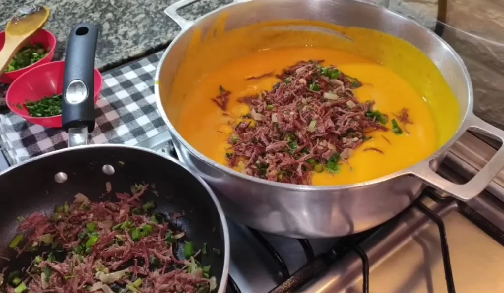 Sopa de abóbora com carne seca irresistível e saboroso muito fácil de fazer