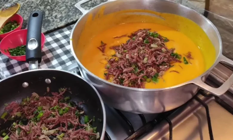 Sopa de abóbora com carne seca irresistível e saboroso muito fácil de fazer