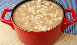 Sopa de feijão com macarrão: receita fácil para o almoço ou jantar