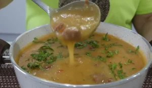 Caldo de mandioca com linguiça opção perfeita para saborear no frio