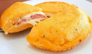 Cuscuz de frigideira recheado com presunto e queijo, fácil de preparar e não tem glúten