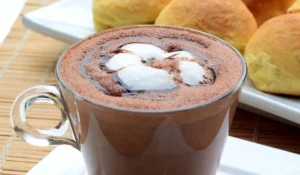 Receita de chocolate quente cremoso e saboroso para o inverno