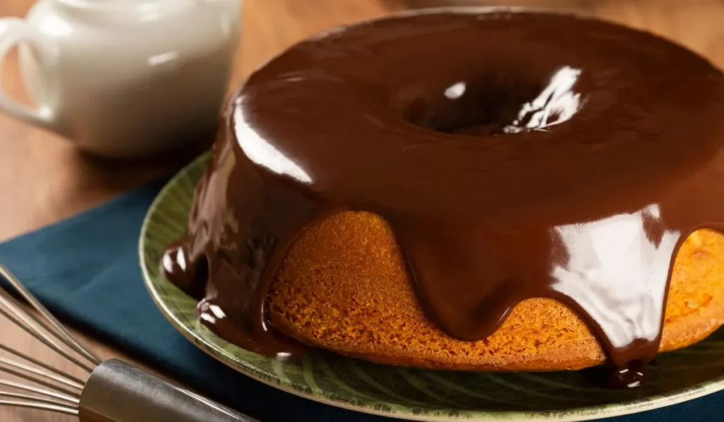 Bolo de laranja com cobertura de chocolate