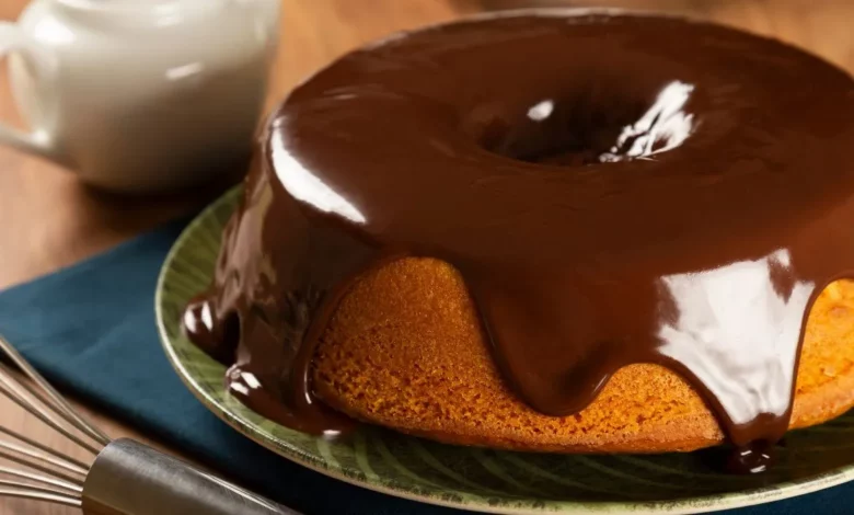 Bolo de laranja com cobertura de chocolate