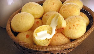 Pão de queijo com recheio de requeijão