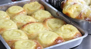 Pão doce de padaria fofinho com cobertura de creme caseiro