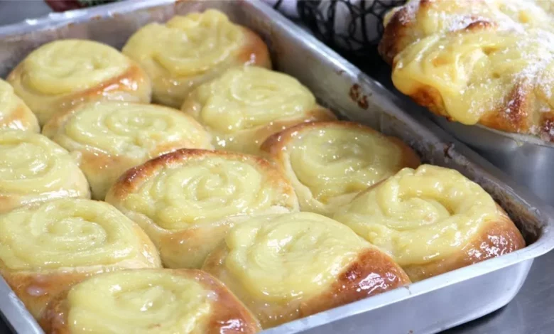 Pão doce de padaria fofinho com cobertura de creme caseiro