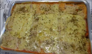 Pizza de pão de forma deliciosa e pronto em 40 minutos para o lanche da tarde