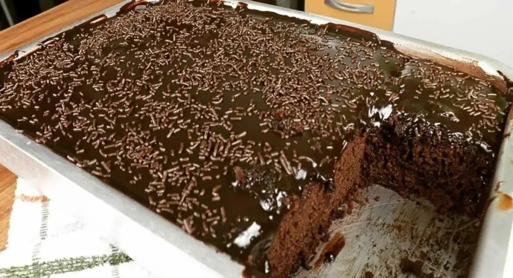 Receita de Bolo de chocolate fofinho com cobertura de chocolate e granulado