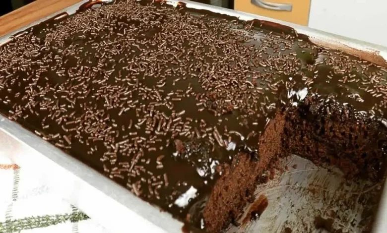 Receita de Bolo de chocolate fofinho com cobertura de chocolate e granulado