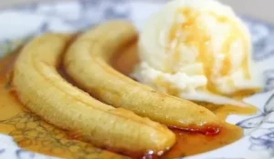 Sobremesa quente para o inverno: banana flambada com sorvete