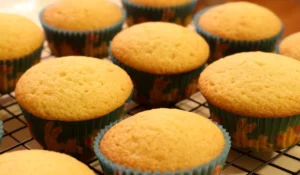 Bolinho de laranja para o lanche das crianças, não vai farinha e é uma delicia