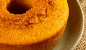 Bolo de milho com coco fofinho para o café