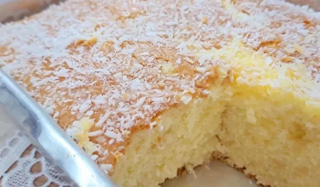 Bolo de maisena com coco