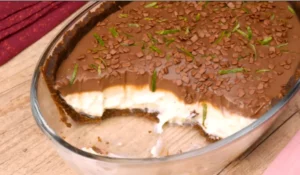 Sobremesa de limão com chocolate na travessa