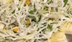 Salada de repolho com abacaxi