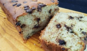 Bolo de banana com gotas de chocolate