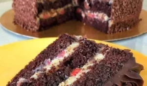 Bolo de Chocolate Recheado Com Morango