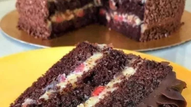 Bolo de chocolate recheado com morango