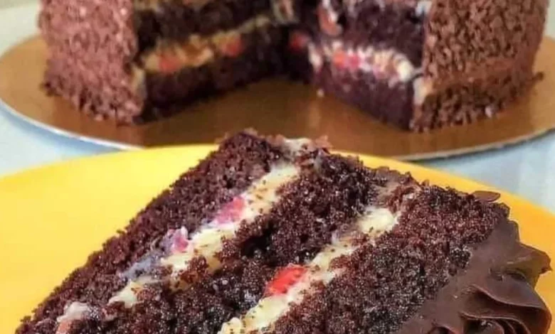 Bolo de chocolate recheado com morango