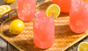 Refresque-se com estas 5 receitas deliciosas de Pink Lemonade para dias quentes