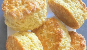 Scones: bolinho simples amanteigado