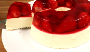 Gelatina de Morango com Morangos e Mousse: Uma Sobremesa Irresistível