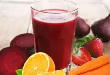 copo de vidro com suco vermelho detox