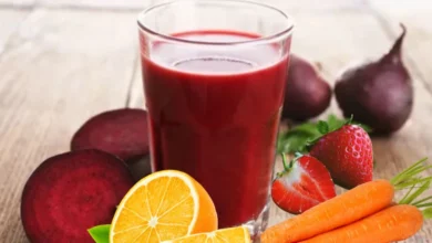 copo de vidro com suco vermelho detox