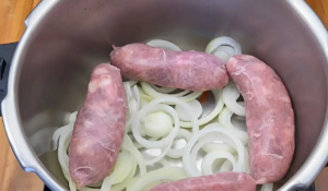 Receita de Linguiça Acebolada na Panela de Pressão: Sabor e Praticidade