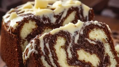 Bolo Marmorizado com Cobertura Cremosa de Chocolate Branco