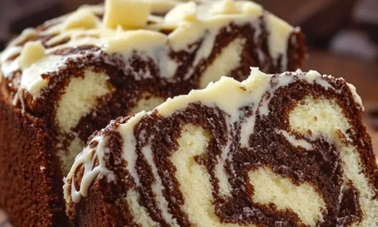 Bolo Marmorizado com Cobertura Cremosa de Chocolate Branco