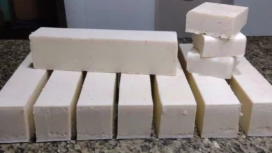 imagem de varios pedaços de sabão caseiro em cima de uma mesa!