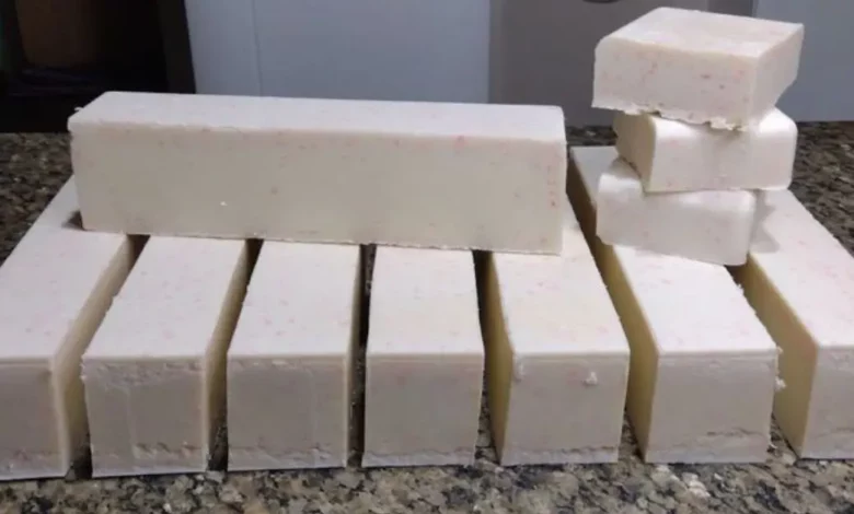 imagem de varios pedaços de sabão caseiro em cima de uma mesa!