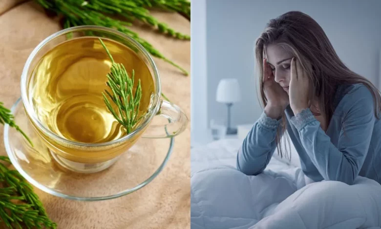 Imagem dividida entre uma xícara de Chás Naturais para Insônia, uma mulher com insonia na cama, simbolizando os benefícios do chá de camomila para aliviar a ansiedade e melhorar o bem-estar.