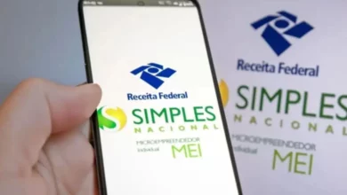 Pessoa usando smartphone com aplicativo do programa Receita Federal Simples Nacional na tela, mostrando facilmente o login ou informações do MEI.