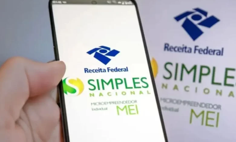 Pessoa usando smartphone com aplicativo do programa Receita Federal Simples Nacional na tela, mostrando facilmente o login ou informações do MEI.